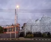 Tajlandzkie Muzeum Nowoczesnego Aluminium (MoMA) w Bangkoku — widok na budynek ze strony ulicy 