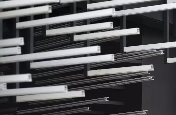 Tajlandzkie Muzeum Nowoczesnego Aluminium (MoMA) w Bangkoku — aluminium pełni kluczową rolę w spójnej koncepcji budynku