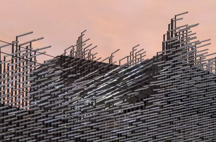 Tajlandzkie Muzeum Nowoczesnego Aluminium (MoMA) — zbliżenie na elewacje pokryte aluminiowymi listwami 