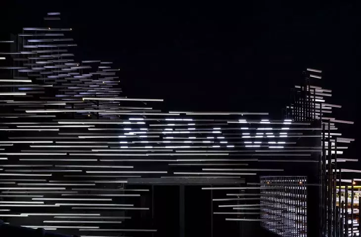Tajlandzkie Muzeum Nowoczesnego Aluminium (MoMA) — w górnej partii budynku pojawia się unikalny system oznakowania