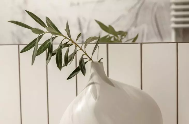 Olive branch vase brings natural charm to the interior