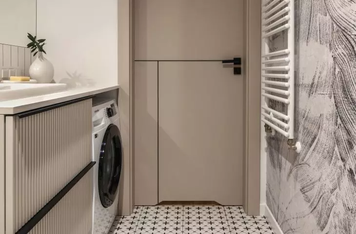 Waterproof wallpaper with a botanical motif was juxtaposed with tiles in a geometric pattern