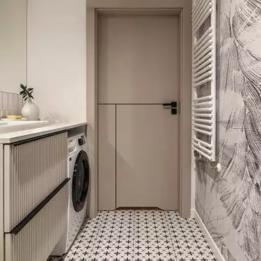 Waterproof wallpaper with a botanical motif was juxtaposed with tiles in a geometric pattern