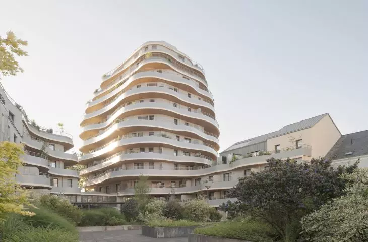 Apartamentowiec Arborescence w Angers, we Francji — widok od strony centralnego ogrodu 