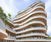 Apartamentowiec Arborescence w Angers, we Francji — widok na organiczną elewację budynku 