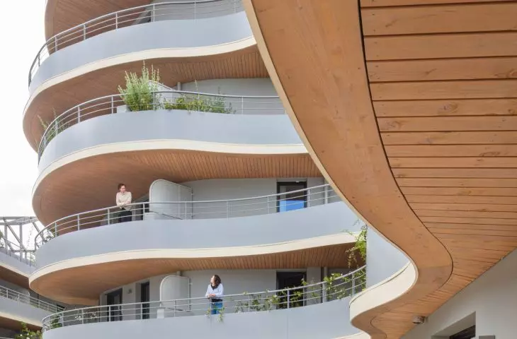 Apartamentowiec Arborescence w Angers, we Francji — liczne balkony tworzą poziome podziały 