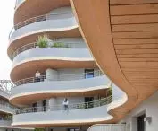 Apartamentowiec Arborescence w Angers, we Francji — liczne balkony tworzą poziome podziały 