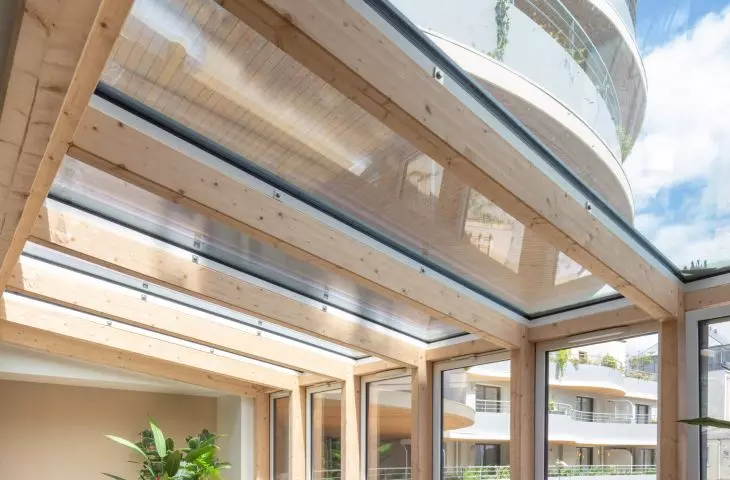 Apartamentowiec Arborescence w Angers, we Francji — kryty ogród