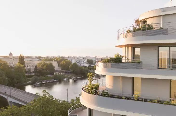 Apartamentowiec Arborescence w Angers, we Francji — widok na zielone tarasy budynku  