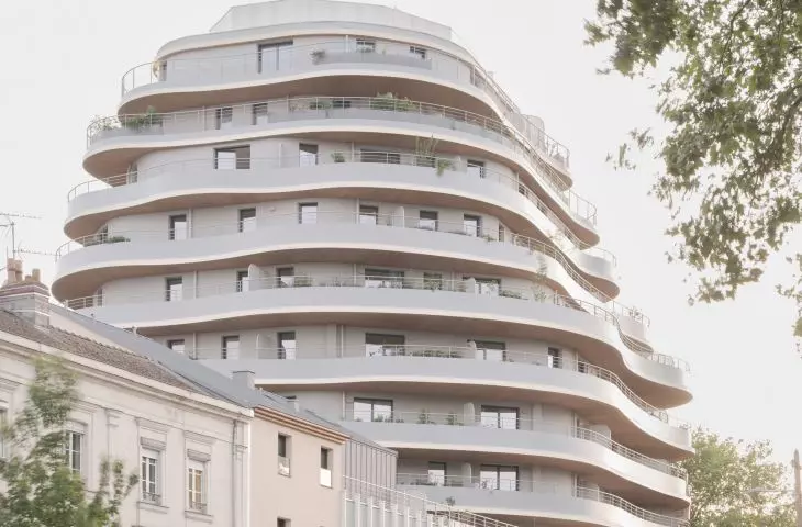 Apartamentowiec Arborescence w Angers, we Francji — widok od strony ulicy 