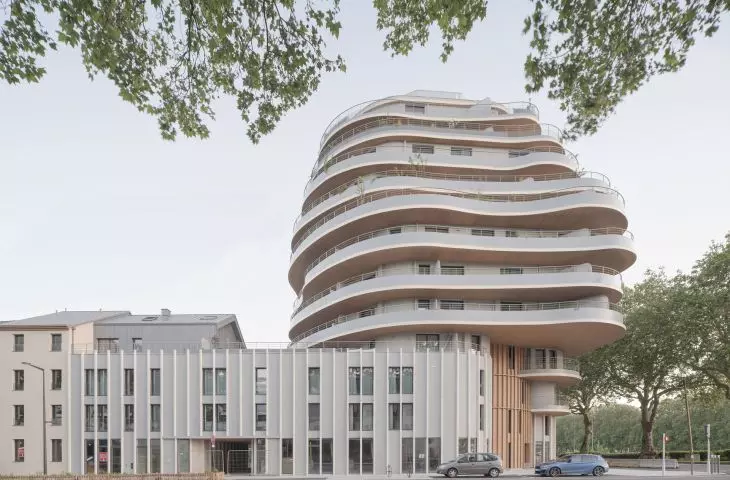 Apartamentowiec Arborescence w Angers, we Francji — widok od strony ulicy 