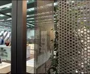 Blachy perforowane i siatki gięto-ciągnione w nowoczesnych biurowcach