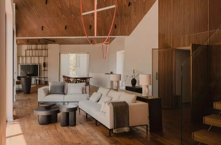 The entrance area is separated from the living room by an openwork screen