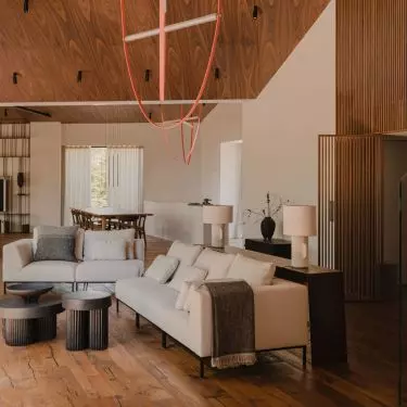 The entrance area is separated from the living room by an openwork screen