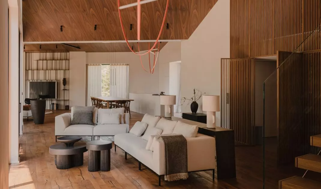 The entrance area is separated from the living room by an openwork screen