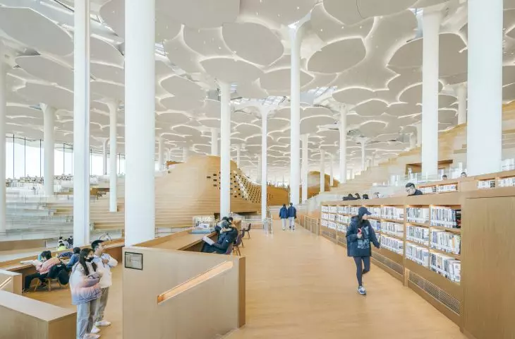 Biblioteka w Tongzhou, w Pekinie — widok na przestronne i jasne wnętrze obiektu 