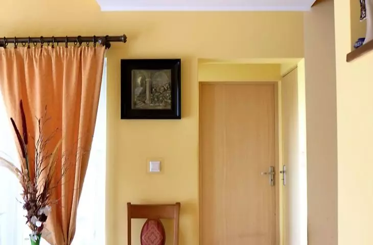 Czarno-białe wnętrze domu w Kiekrzu
