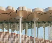 Biblioteka w Tongzhou, w Pekinie — kolumny wyposażone są w technologie umożliwiające regulację temperatury