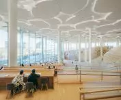 Biblioteka w Tongzhou, w Pekinie —  zadaszenie skutecznie rozprasza naturalne światło, tworząc komfortowe warunki wewnątrz