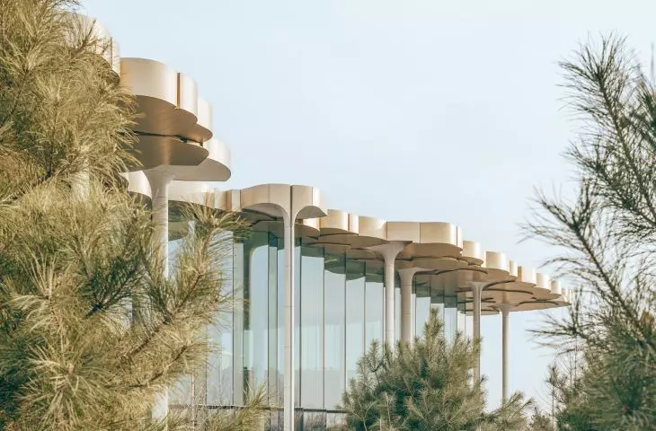 Biblioteka w Tongzhou, w Pekinie — dach wsparty jest na smukłych kolumnach 