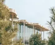 Biblioteka w Tongzhou, w Pekinie — dach wsparty jest na smukłych kolumnach 