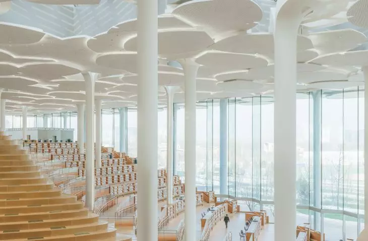 Biblioteka w Tongzhou, w Pekinie — widok na przestronne i jasne wnętrze obiektu 
