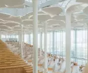 Biblioteka w Tongzhou, w Pekinie — widok na przestronne i jasne wnętrze obiektu 
