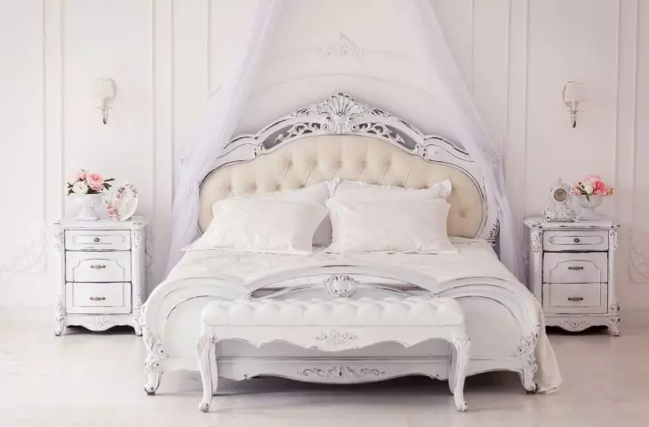 Vintage furniture and family heirlooms are ideal interior accessories for the zodiac Cancerian