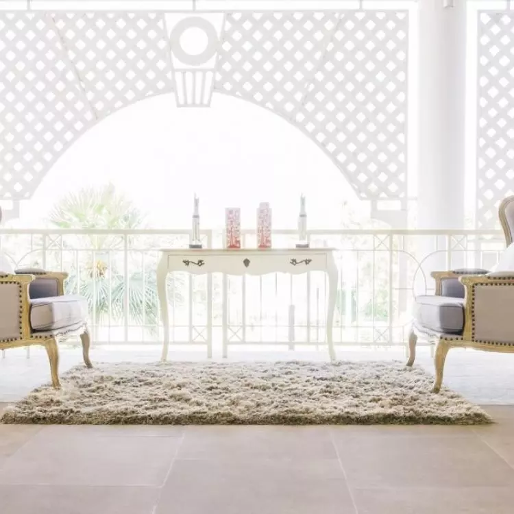 For a romantic, fresh effect, use bright colors