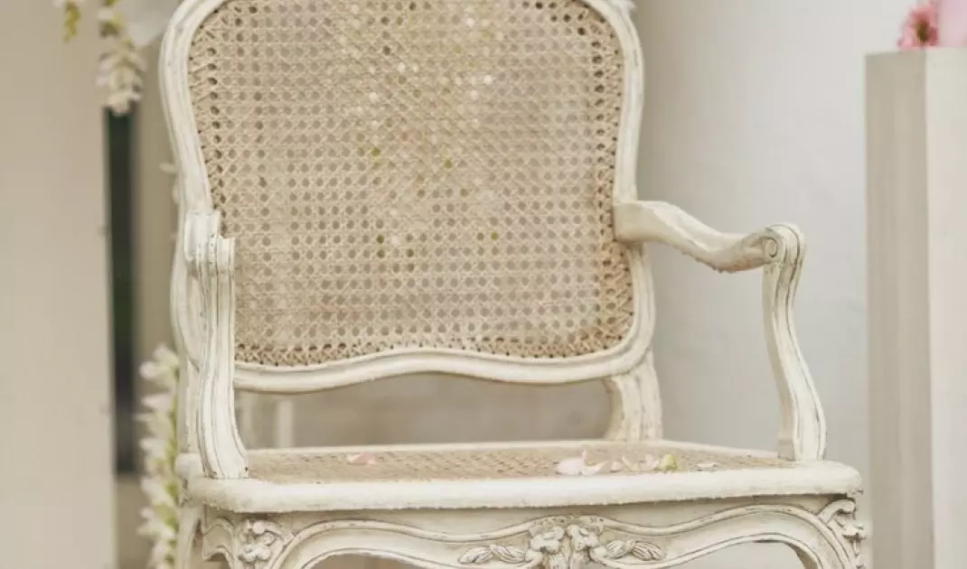 We wnętrzach w stylu shabby chic często znajdziemy białe meble vintage
