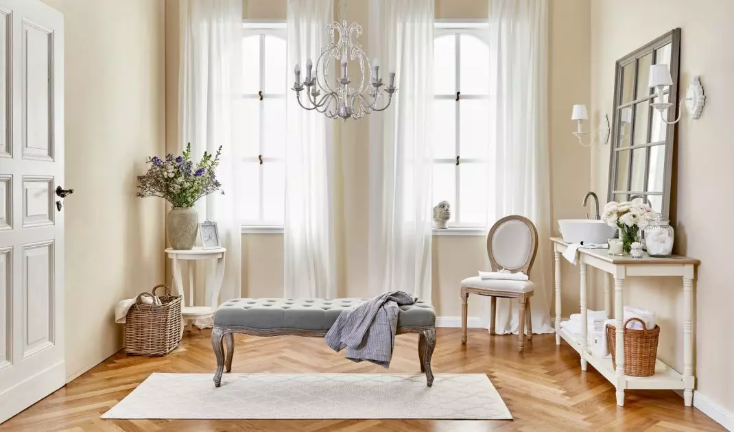 Zdobny żyrandol idealnie wpisze się w estetykę shabby chic