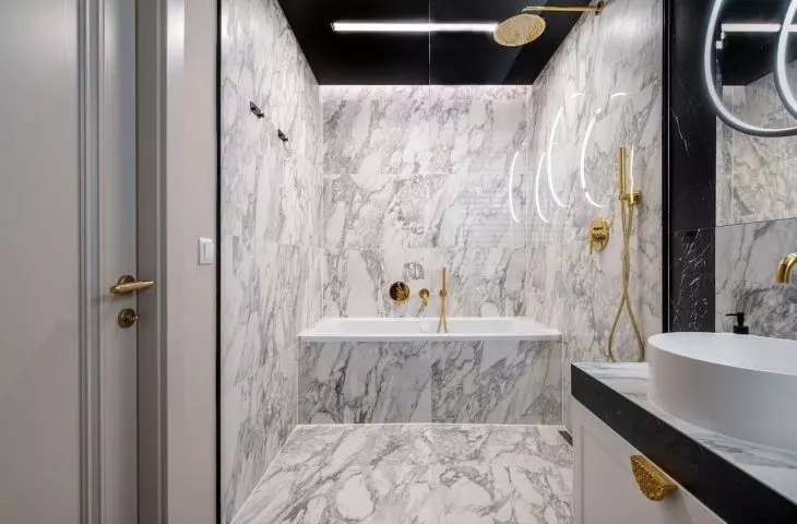 Thanks to changes in the layout, it was possible to fit both a bathtub and a walk-in shower