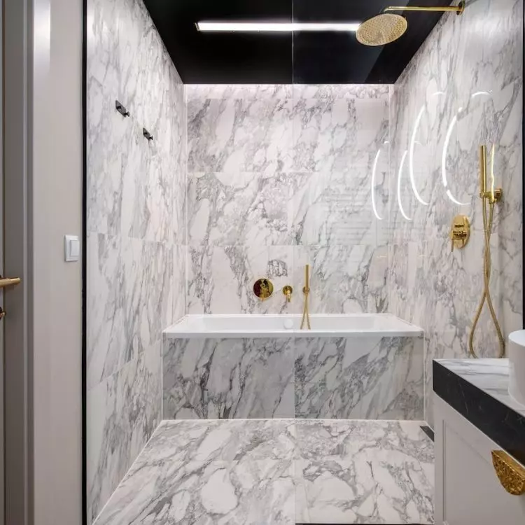 Thanks to changes in the layout, it was possible to fit both a bathtub and a walk-in shower