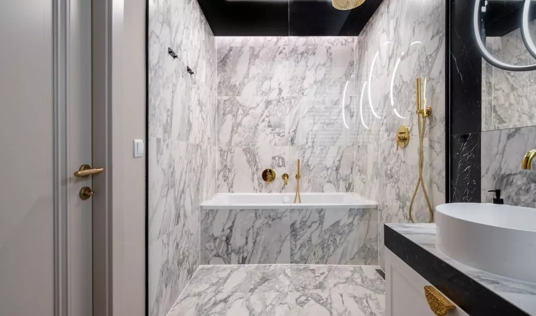 Thanks to changes in the layout, it was possible to fit both a bathtub and a walk-in shower