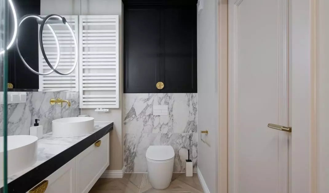 The main element of the arrangement is Italian Arabescato marble