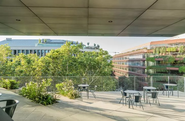Kampus LCI Education w dzielnicy Poblenou w Barcelonie – widok na otwarty plac na 4. piętrze 