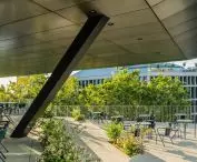 Kampus LCI Education w dzielnicy Poblenou w Barcelonie – widok na otwarty plac na 4. piętrze 