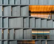 Kampus LCI Education w dzielnicy Poblenou w Barcelonie – zbliżenie na elewację budynku 