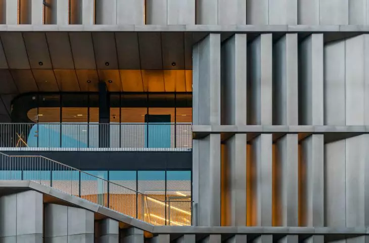 Kampus LCI Education w dzielnicy Poblenou w Barcelonie – elewacja cechuje się rytmicznością 