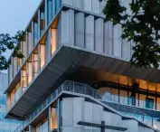 Kampus LCI Education w dzielnicy Poblenou w Barcelonie – budynek wyróżnia się surową estetyką 