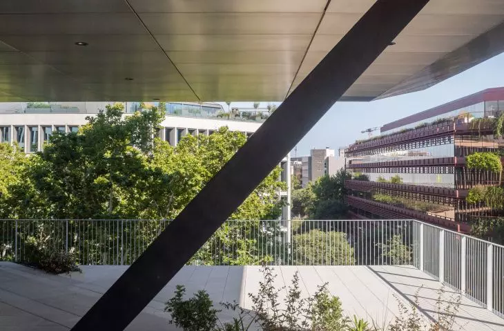 Kampus LCI Education w dzielnicy Poblenou w Barcelonie 