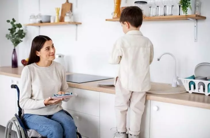 The kitchen countertop should be at a height of about 75-85 cm