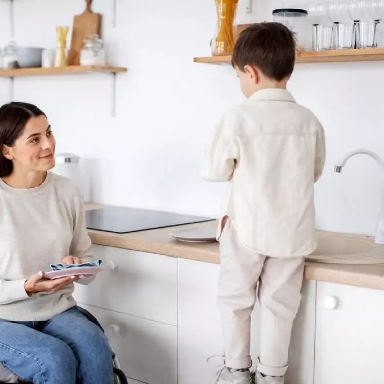 The kitchen countertop should be at a height of about 75-85 cm