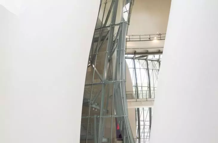 Muzeum Guggenheima w Bilbao — wnętrze budynku 