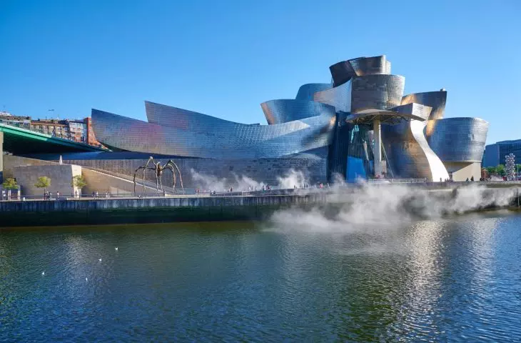 Muzeum Guggenheima w Bilbao — obiekt cechuje się dynamiczną formą o falistych liniach