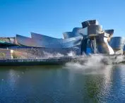 Muzeum Guggenheima w Bilbao — obiekt cechuje się dynamiczną formą o falistych liniach