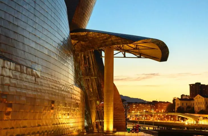 Muzeum Guggenheima w Bilbao — zbliżenie na elewację, która została wykonana z blachy tytanowej 