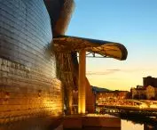Muzeum Guggenheima w Bilbao — zbliżenie na elewację, która została wykonana z blachy tytanowej 