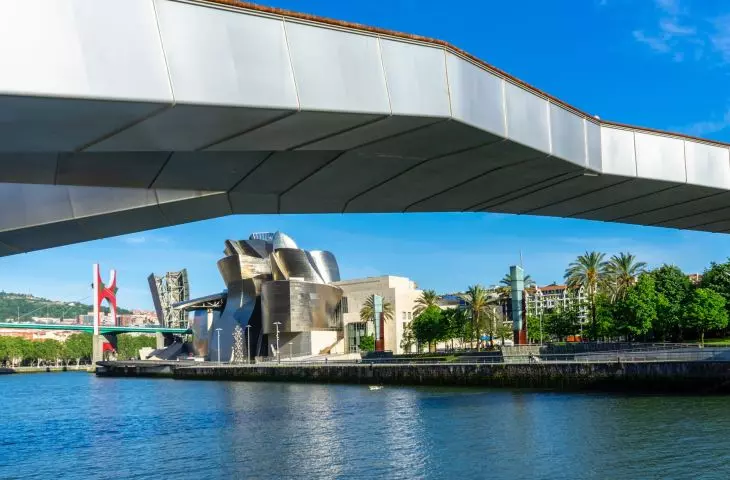Muzeum Guggenheima w Bilbao — widok od strony rzeki 