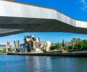 Muzeum Guggenheima w Bilbao — widok od strony rzeki 